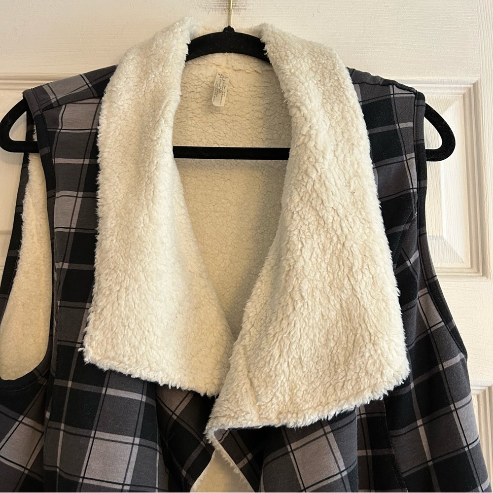 Matilda Jane Reversible Vest with black gray plaid and faux fur size Large - Picture 2 of 9